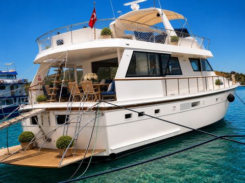 Kahkaha teknesi, Çeşme koyunda demirli, güneşli bir günde